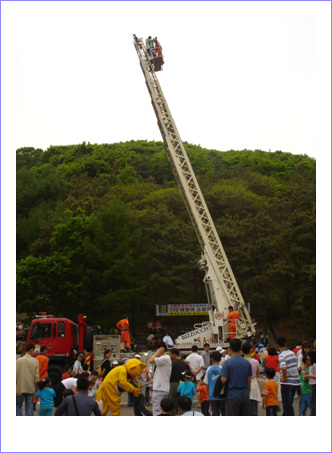 소방차의 고가사다리 체험을 하고 있는 어린이들 